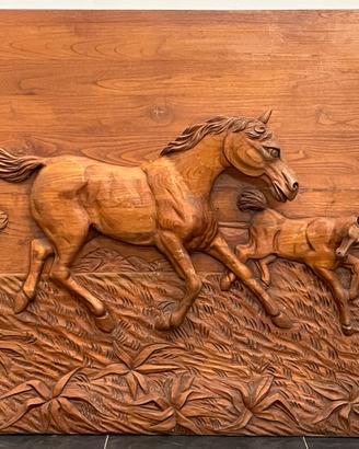 Bassorilievo in legno con cavalli al galoppo