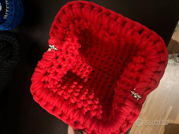 Borsa fatta con fettuccia colore rosso