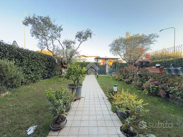 VILLA A SCHIERA A NOGAROLE ROCCA