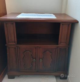 Mobiletto con antine