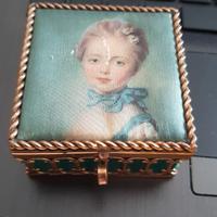 Cofanetto portagioie in metallo dorato