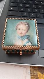 Cofanetto portagioie in metallo dorato