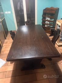 Tavolo in legno con 6 sedie