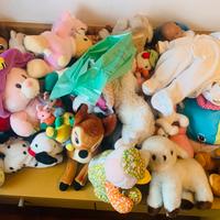 Vari pupazxi di peluches