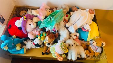 Vari pupazxi di peluches