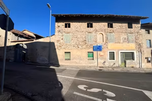 CASA RUSTICA PLURICAMERE CON CORTE E PERTINENZE