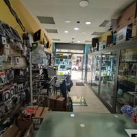 Arredamento ed espositori per attività commerciale