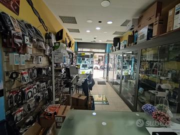 Arredamento ed espositori per attività commerciale