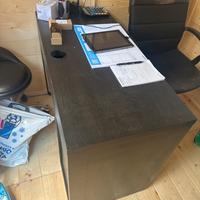 Scrivania sedia e lavagna