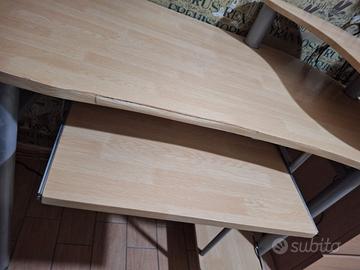 Scrivania porta computer fisso.