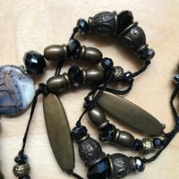 Collana lunga elementi neri e bronzo