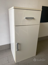 Mobiletto in legno con ripiani e anta – ideale ing