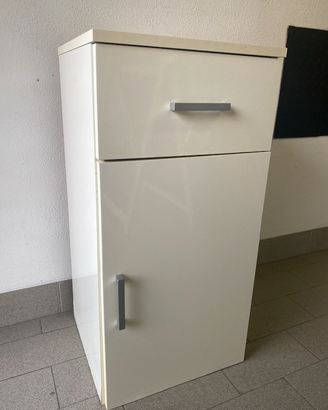 Mobiletto in legno con ripiani e anta – ideale ing