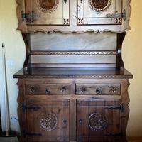 Credenza in legno massellato intagliato