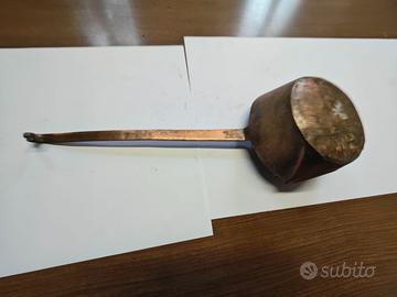 Mestolo antico in rame del XX secolo