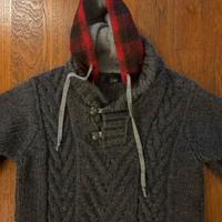 Maglione con cappuccio