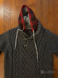 Maglione con cappuccio