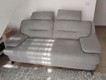 divano grigio in tessuto 