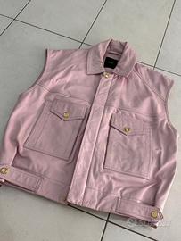 gilet Pinko in pelle rosa presenta bottoni dorati 