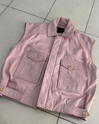 gilet Pinko in pelle rosa presenta bottoni dorati 