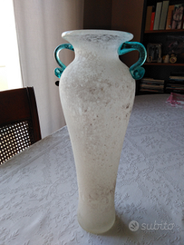 Vaso in vetro lavorato con manici colorati