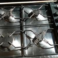 Piano cottura gas e Tavolo rotondo con sedie