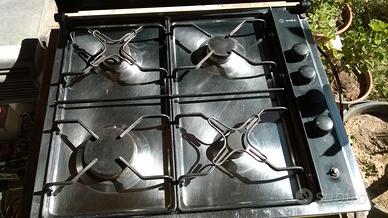 Piano cottura gas e Tavolo rotondo con sedie