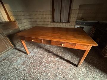 Vari mobili in legno vintage