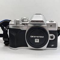 Olympus OM-D E-M10 Mark IV argento scatti 1.000