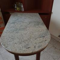 Scansie ad angolo e tavolo in marmo con ruote