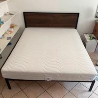 Materasso matrimoniale con struttura in legno