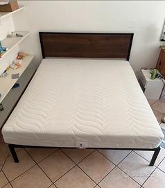 Materasso matrimoniale con struttura in legno