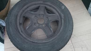 Duster Dacia due gomme e cerchi 
