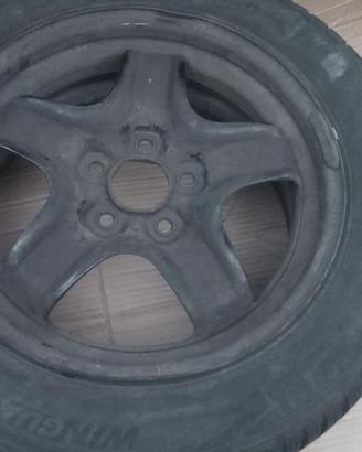 Duster Dacia due gomme e cerchi 