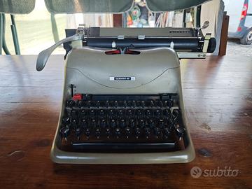 Macchina da sceivere OLIVETTI