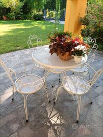 Tavolo e sedie da esterno