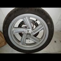 cerchio completo di disco e gomma.