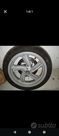 cerchio completo di disco e gomma.