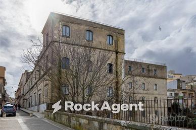 Immobile di 4000 m² con più di 5 locali a Ragusa