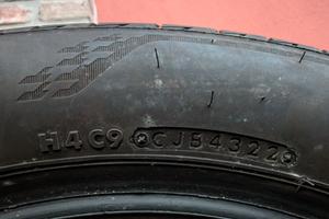gomme estive auto  215/55 r18