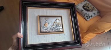 Quadro in rilievo – Donna con cesto e casa rurale