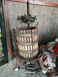 Strizzo Torchio per uva antico in legno e ghisa