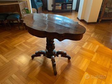 Tavolo stile antico