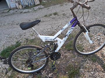 bicicletta usata da ragazza