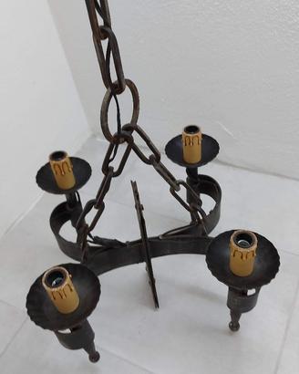 Lampadario in ferro battuto