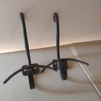 Coppia appendiabiti in ferro battuto.