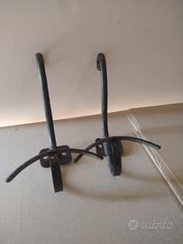 Coppia appendiabiti in ferro battuto.