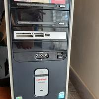 PC desktop con accessori.
