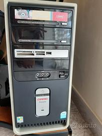 PC desktop con accessori.