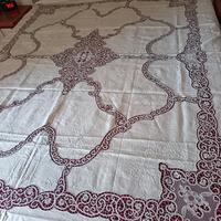 copriletto in lino e Cantù con ricami a mano. 